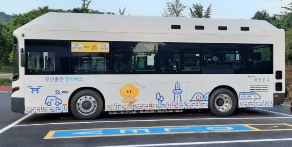 ▷ 23일 대전 대덕특구 일대에서 운행을 시작한 무선충전버스 ‘올레브(On-Line Electronic Vehicle)’