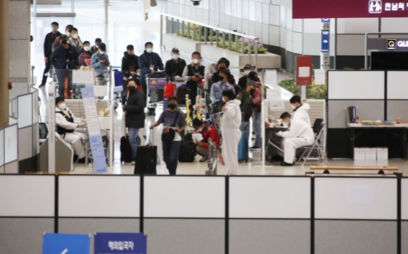 인천국제공항 1터미널 해외 입국자들. 2021.12.06/ 뉴스1