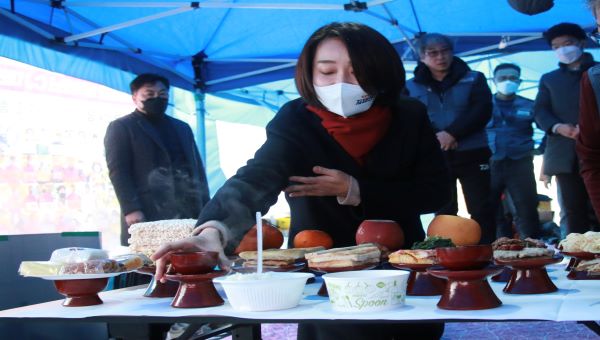 김재연 진보당 대선후보가 아시아나(주)케이오 천막농성장에서 차례를 지내고 있다. 2022. 2. 1 l 설날