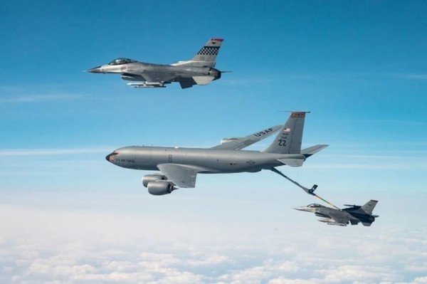 오산 미 공군기지 인근 상공에서 KC-135 공중급유기로부터 급유를 받는 장면 (F-16 전투기 2대) I DVIDS 홈페이지