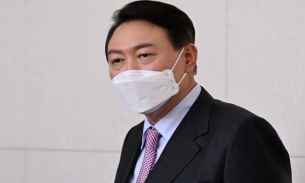 윤석열 대선후보가 10일 오후 서울 서초구 더 케이 호텔에서 열린 '공정과 국민통합의 대한민국-전북과 함께!' 신년인사회에서 축사를 마치고 나와 취재진의 질문에 답하고 있다. ㅣ 국회사진기자단